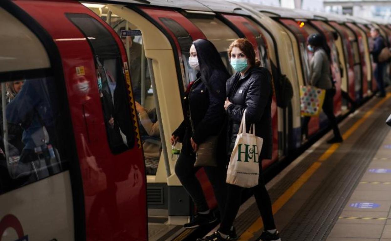 Pasajeros en el metro de Londres. 