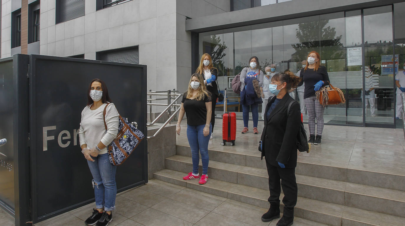 Fotos: «Emoción y pena» en la salida de los trabajadores de la Residencia Fernando Arce