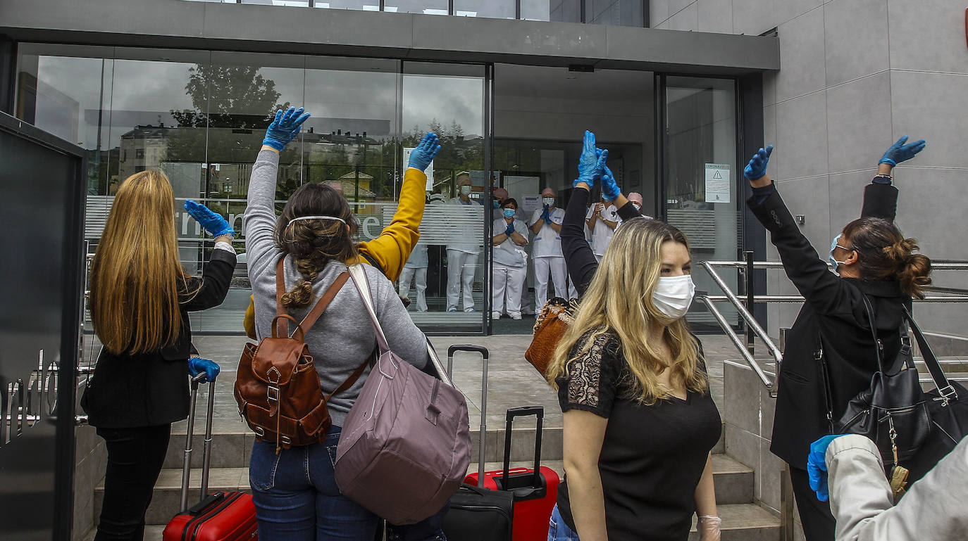 Fotos: «Emoción y pena» en la salida de los trabajadores de la Residencia Fernando Arce