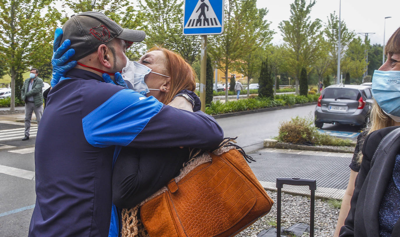 Fotos: «Emoción y pena» en la salida de los trabajadores de la Residencia Fernando Arce