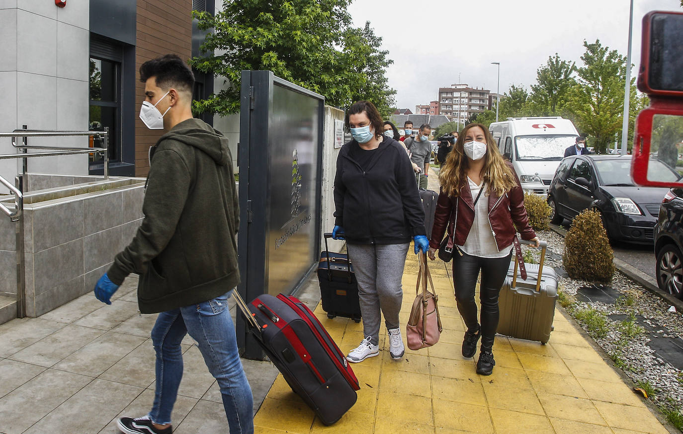 Fotos: «Emoción y pena» en la salida de los trabajadores de la Residencia Fernando Arce
