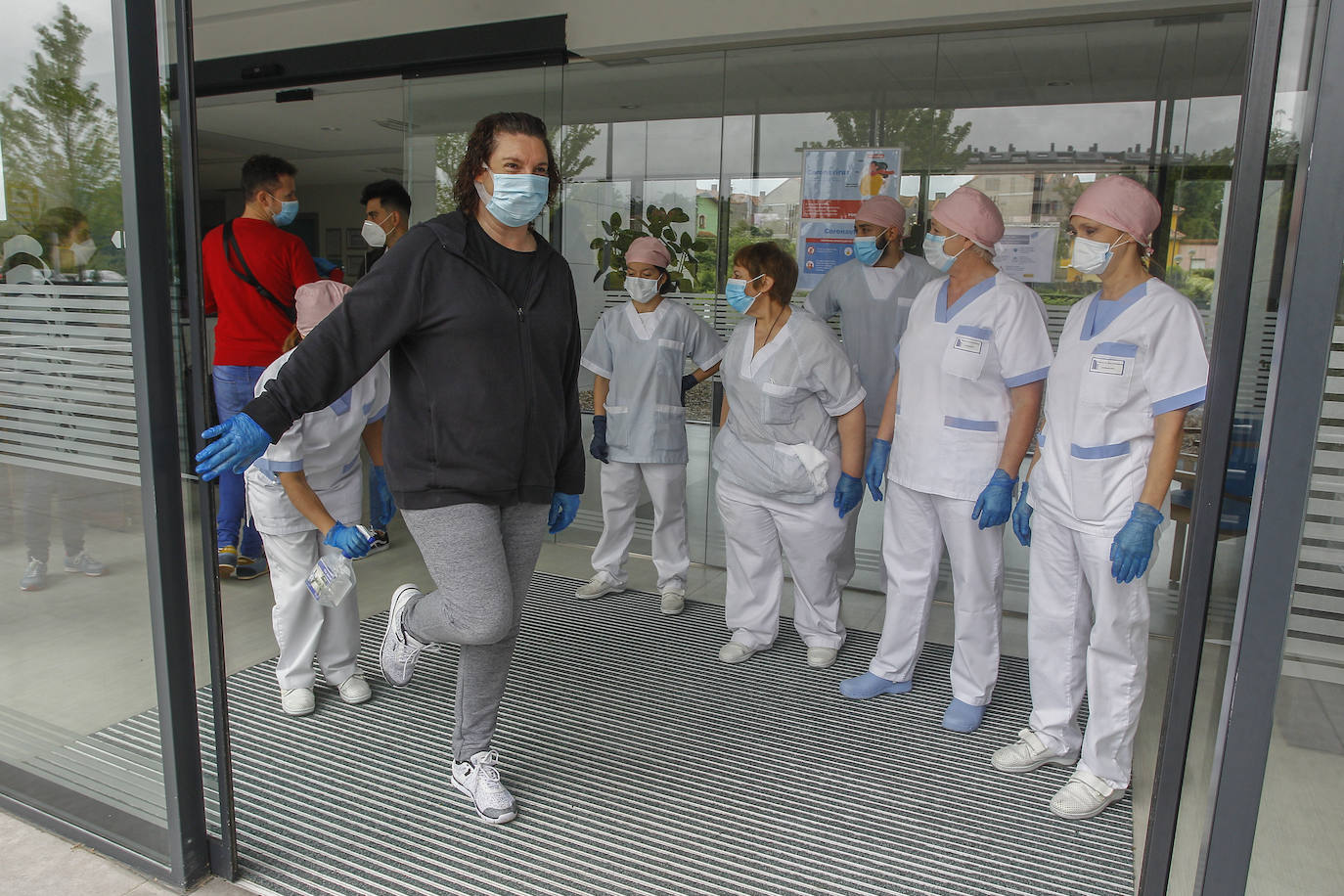 Fotos: «Emoción y pena» en la salida de los trabajadores de la Residencia Fernando Arce