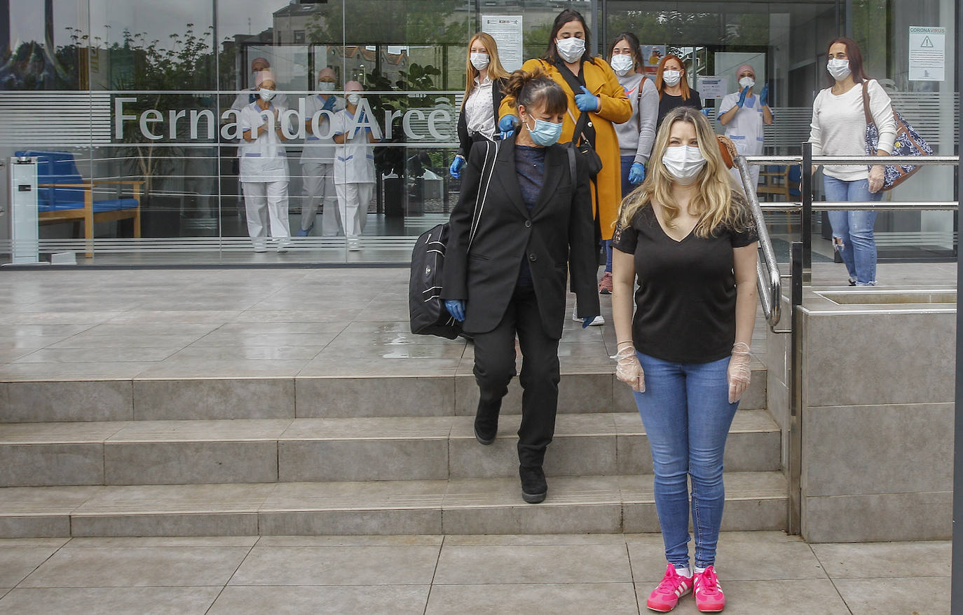 Fotos: «Emoción y pena» en la salida de los trabajadores de la Residencia Fernando Arce