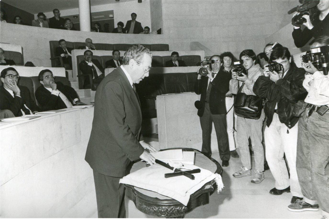 Adolfo Pajares Compostizo jura el cargo del presidente del Parlamento de Cantabria, en 1991