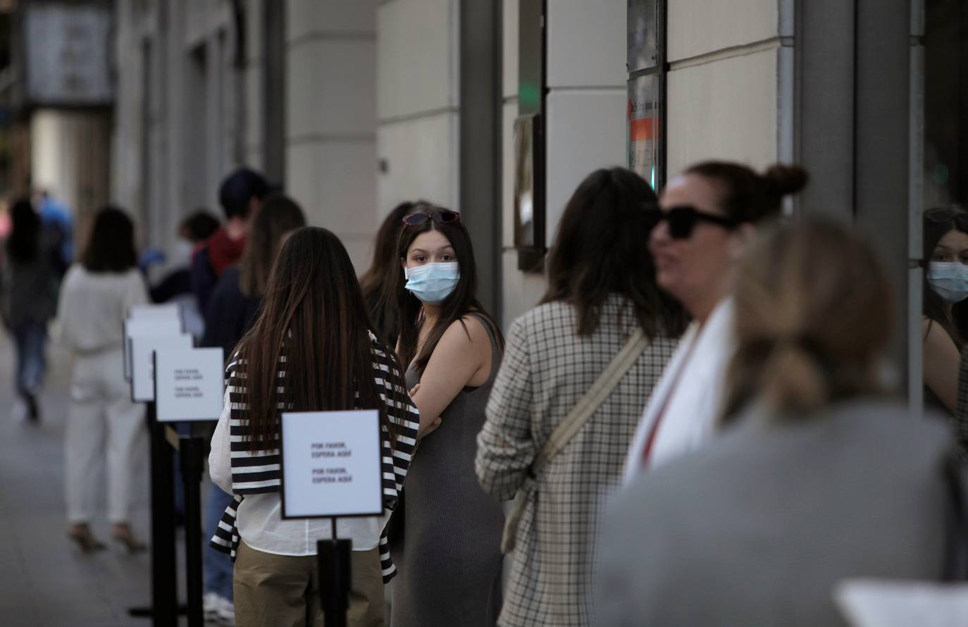 Fotos: Zara reabre sus tiendas en en Francia y Líbano con unas colas kilométricas sin distancia de seguridad