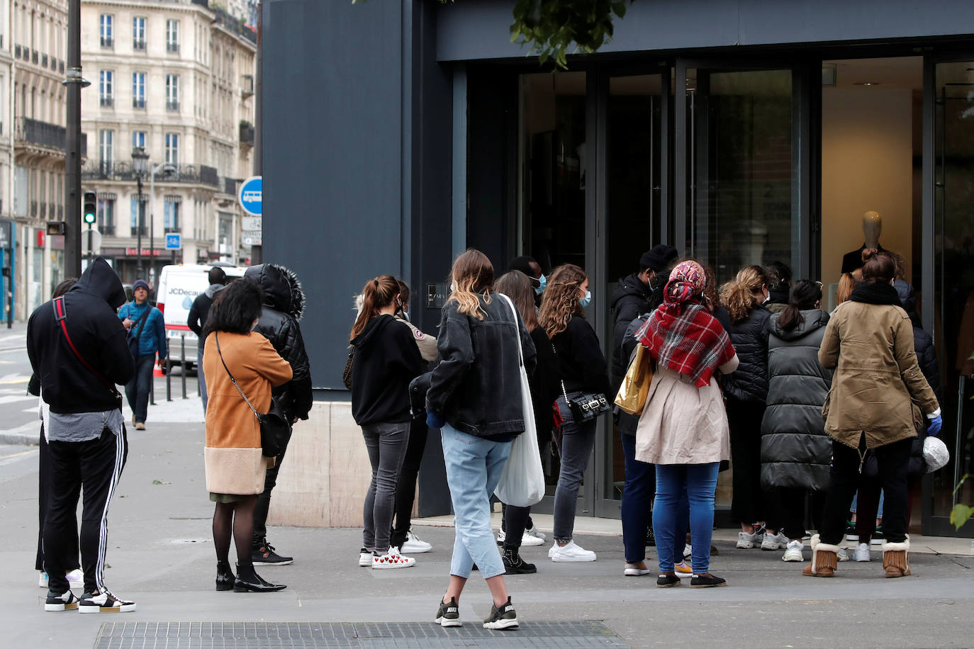 Fotos: Zara reabre sus tiendas en en Francia y Líbano con unas colas kilométricas sin distancia de seguridad