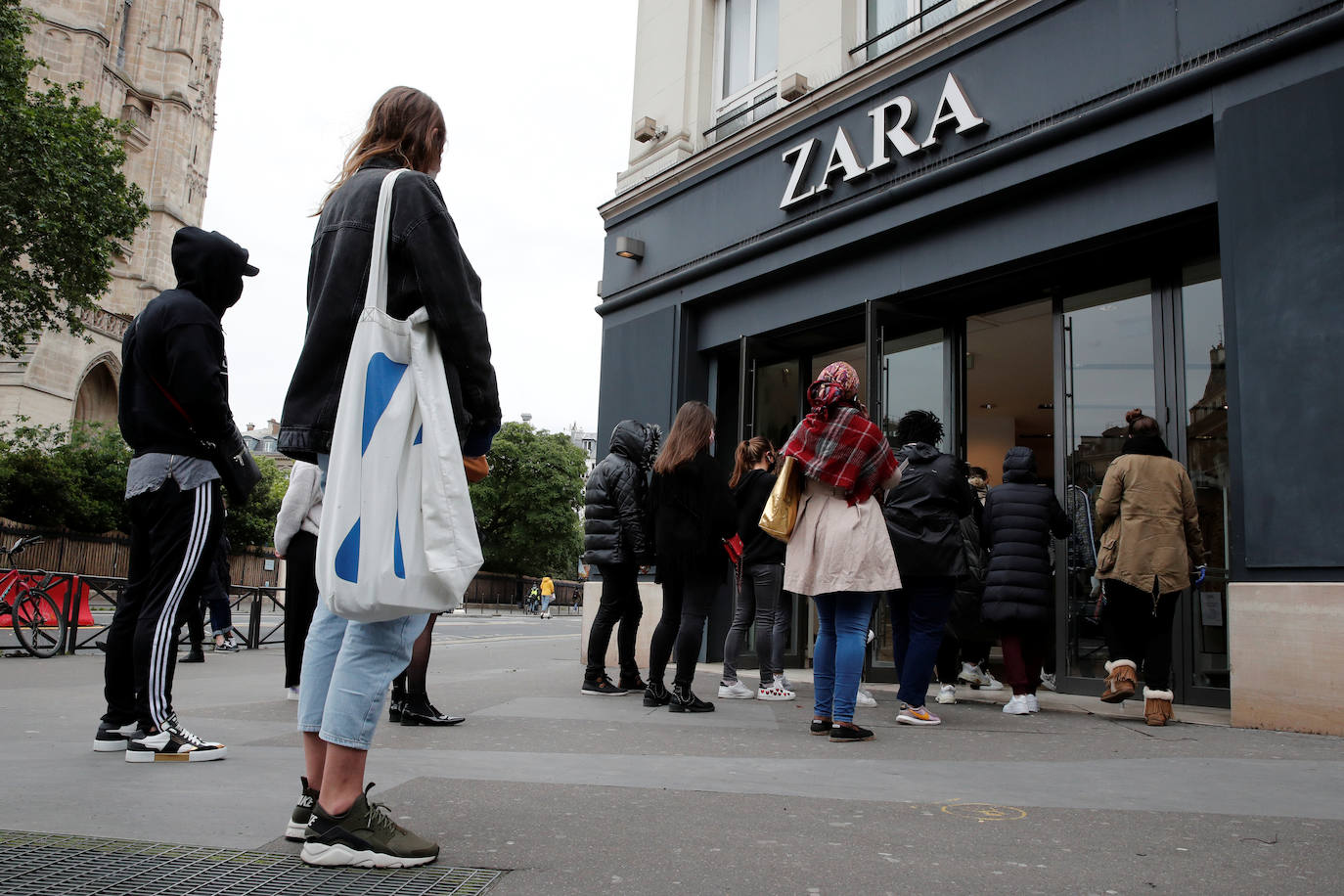 Fotos: Zara reabre sus tiendas en en Francia y Líbano con unas colas kilométricas sin distancia de seguridad