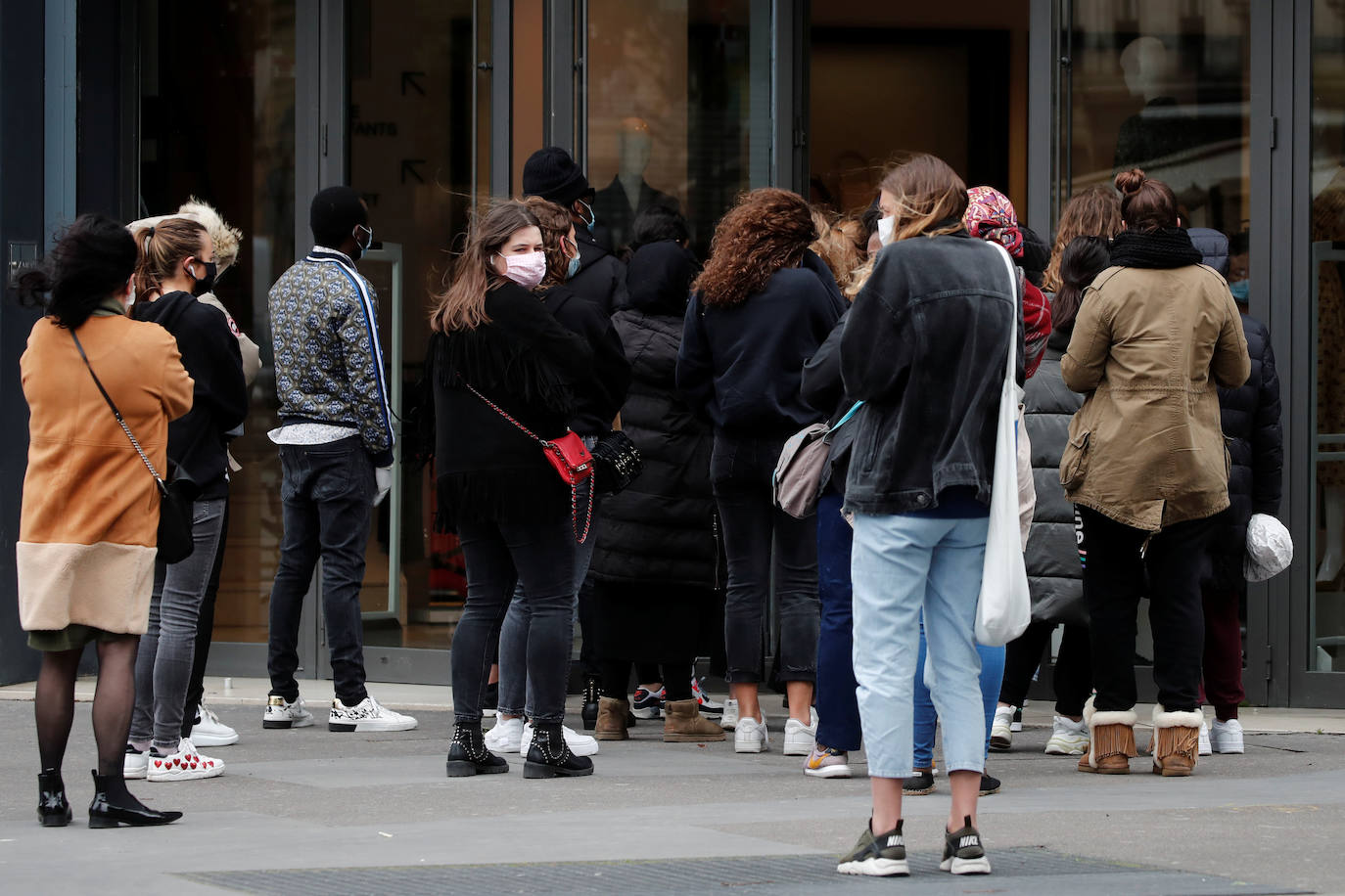 Fotos: Zara reabre sus tiendas en en Francia y Líbano con unas colas kilométricas sin distancia de seguridad