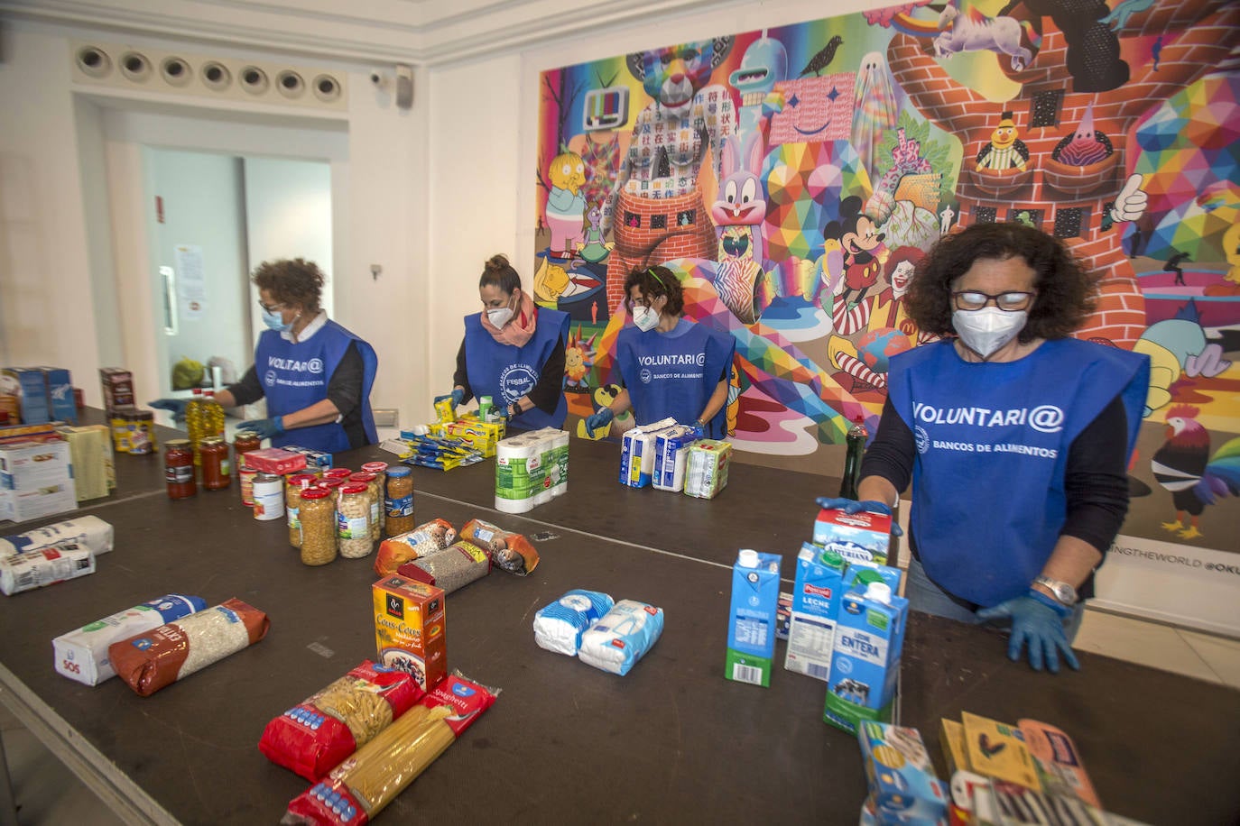 Fotos: El Palacete del Embarcadero recibe diariamente 1.500 kilos de productos para las familias más necesitadas de Cantabria