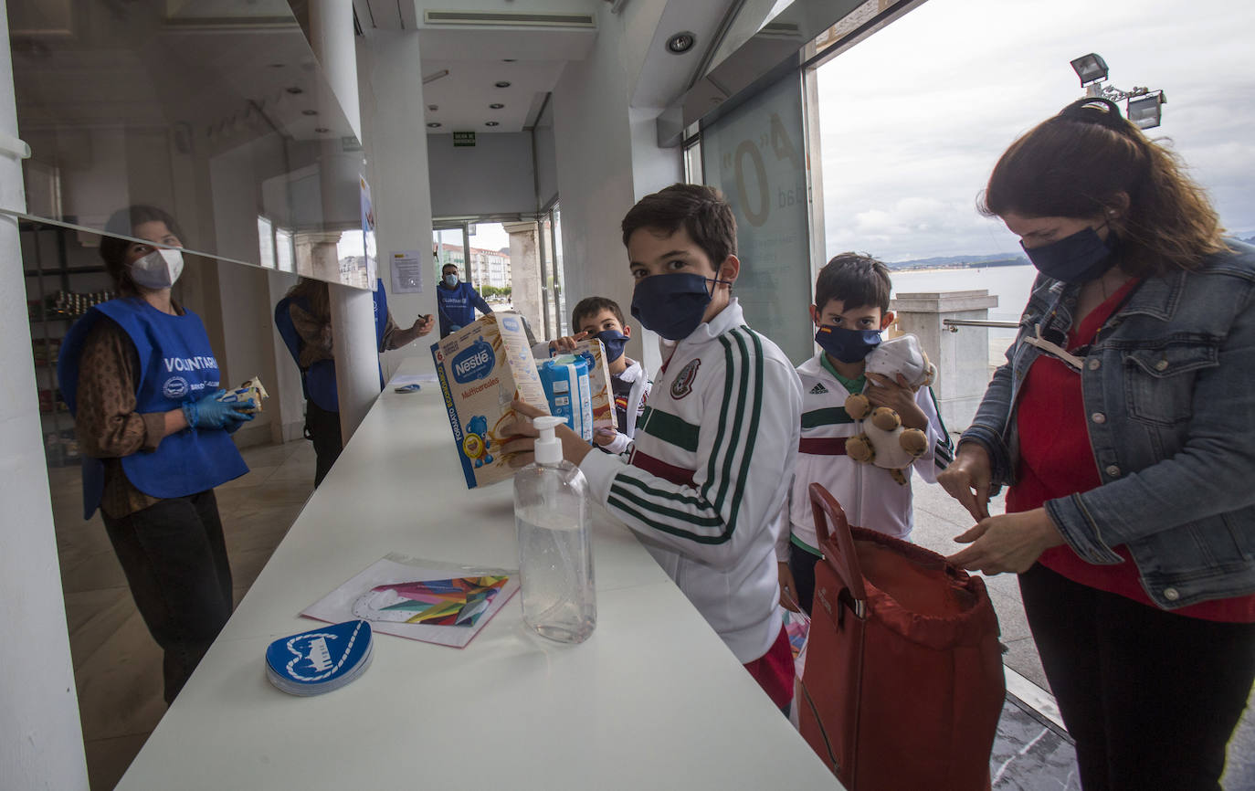 Fotos: El Palacete del Embarcadero recibe diariamente 1.500 kilos de productos para las familias más necesitadas de Cantabria