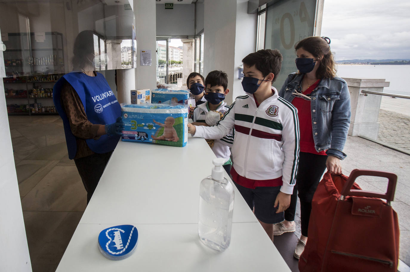 Fotos: El Palacete del Embarcadero recibe diariamente 1.500 kilos de productos para las familias más necesitadas de Cantabria