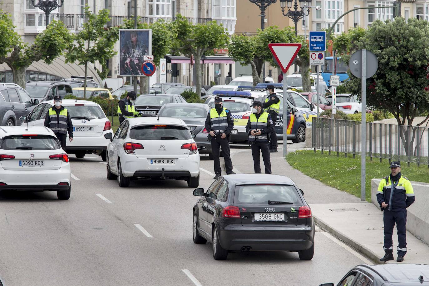 Fotos: Controles de la policía Local y Nacional en Santander