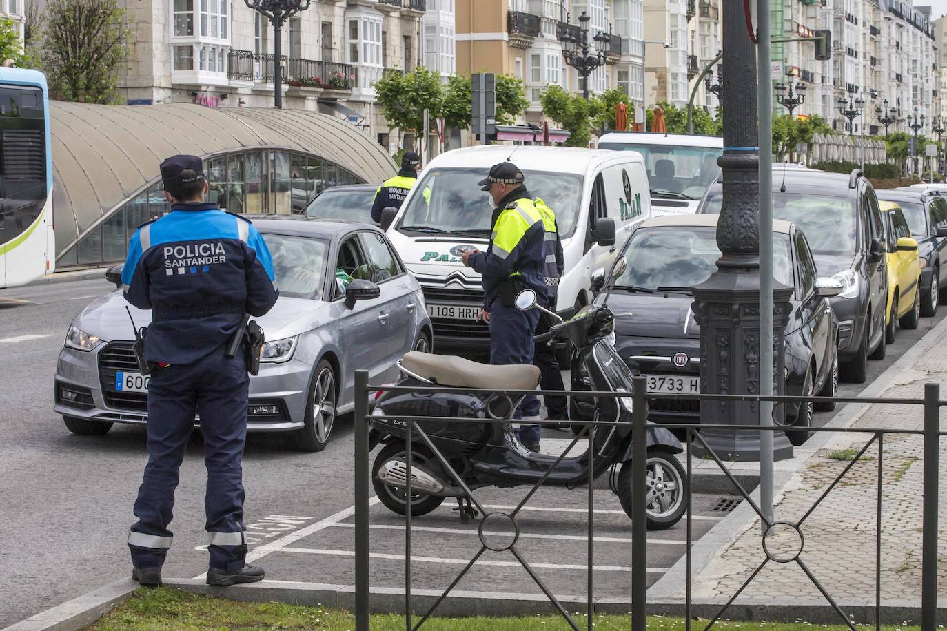 Fotos: Controles de la policía Local y Nacional en Santander