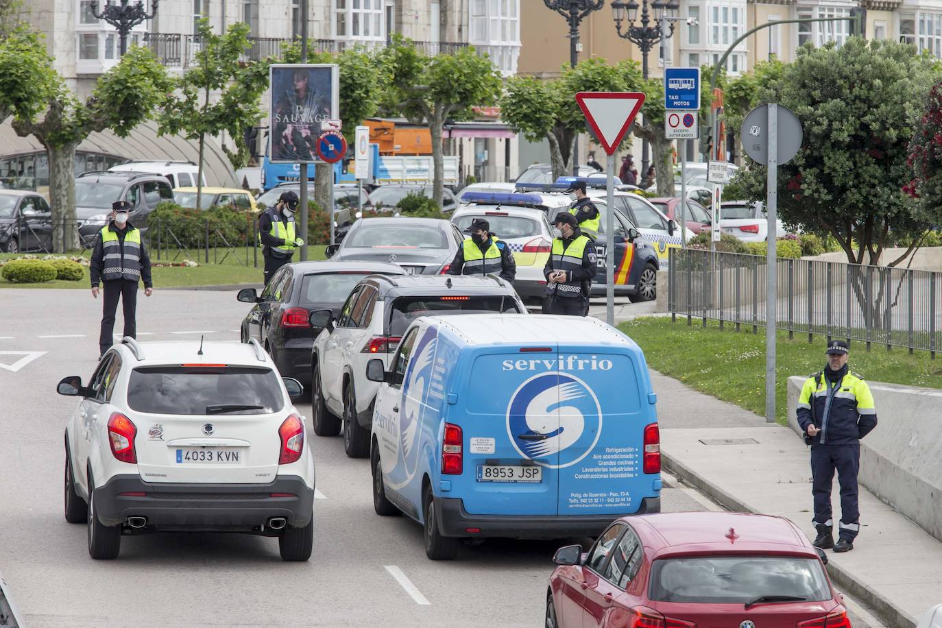 Fotos: Controles de la policía Local y Nacional en Santander