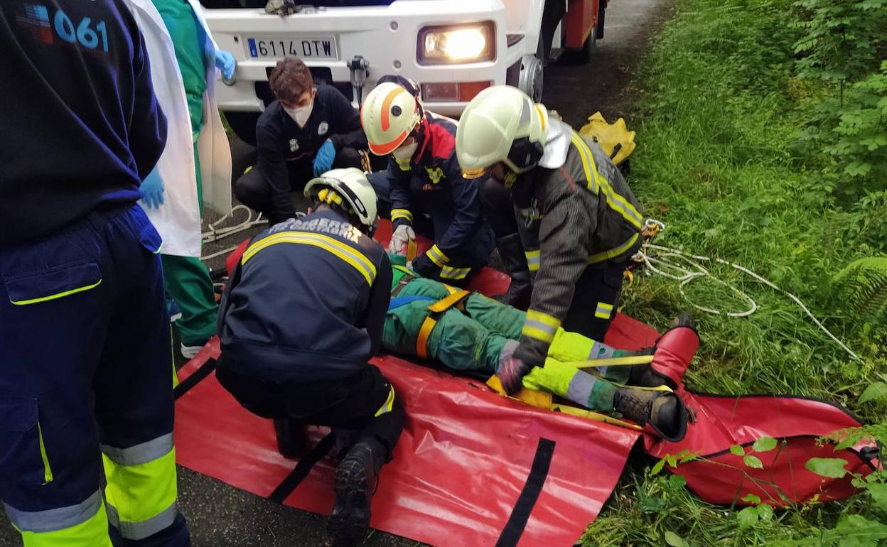 Imagen del rescate desarrollado esta mañana en Valle (Ruesga).