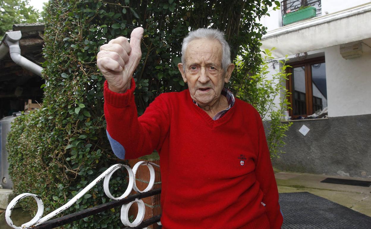 Antonio Escudero saluda desde la puerta de su casa en Alceda. 