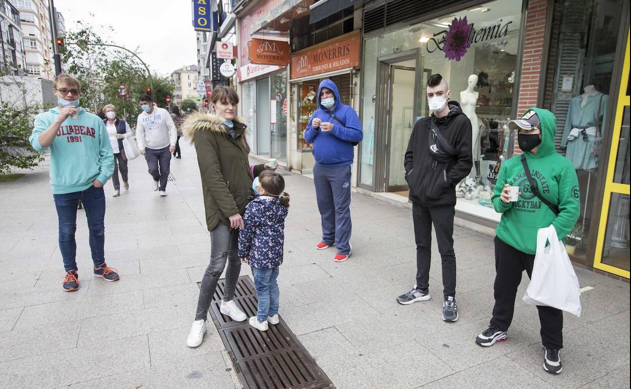 Ciudadanos de Santander, charlando en la calle.