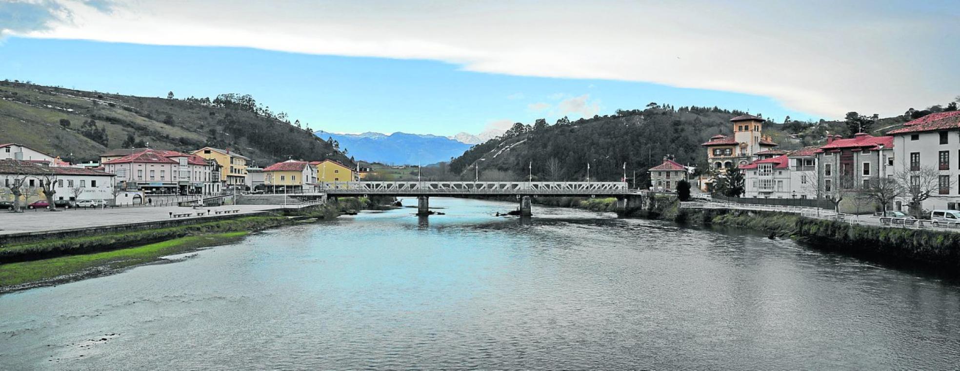 La localidad cántabra de Unquera, a la izquierda, y la asturiana de Bustio, a la derecha, están unidas por un puente que salva el río Deva. javier rosendo