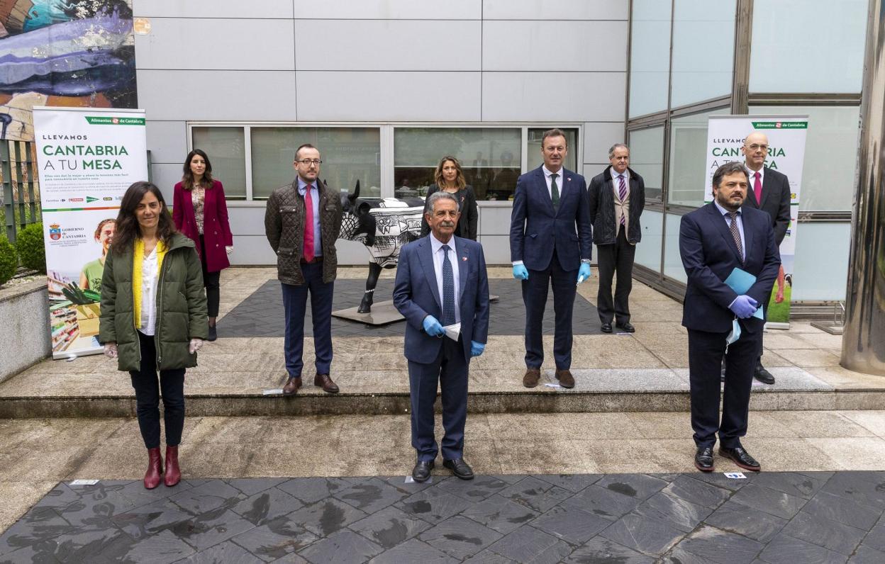 Responsables del Gobierno de Cantabria y de las empresas distribuidoras con grandes superficies en la región presentaron ayer la campaña. 