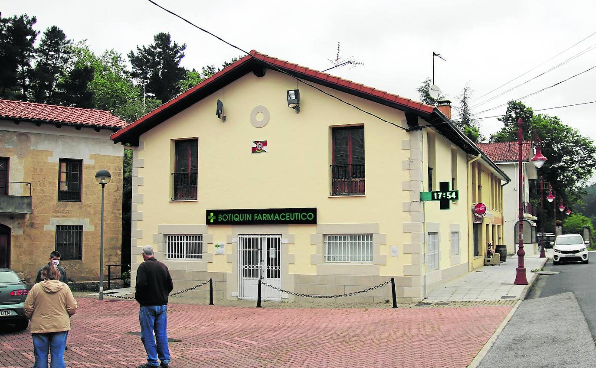 Tres vecinos de Valle de Villaverde conversan junto a la farmacia del municipio. 