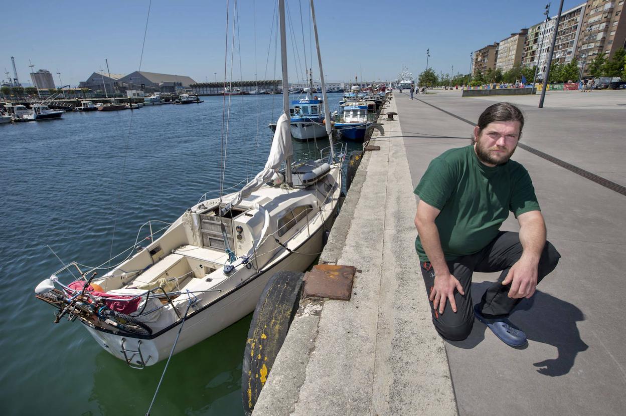 Stephan Hack, junto a su barco, el 'Cork', amarrado a la dársena del paseo marítimo de Marqués de la Hermida. 