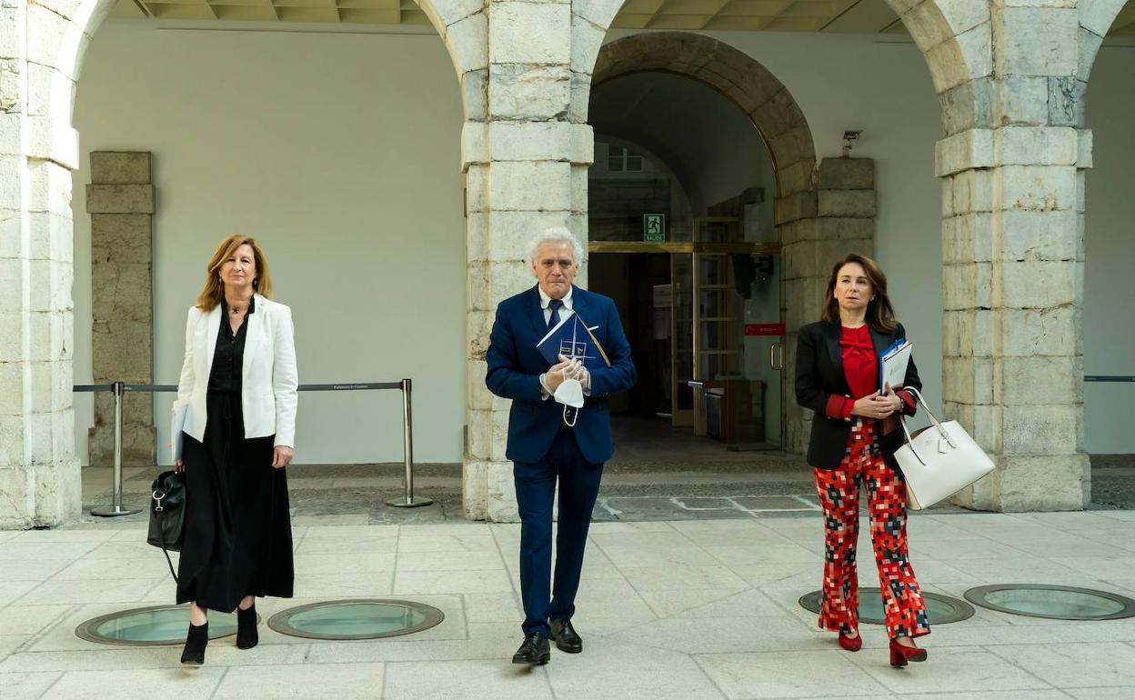 Ángel Cuevas, Ana Cabrero y Paloma Fernández, entrando en el Parlamento.