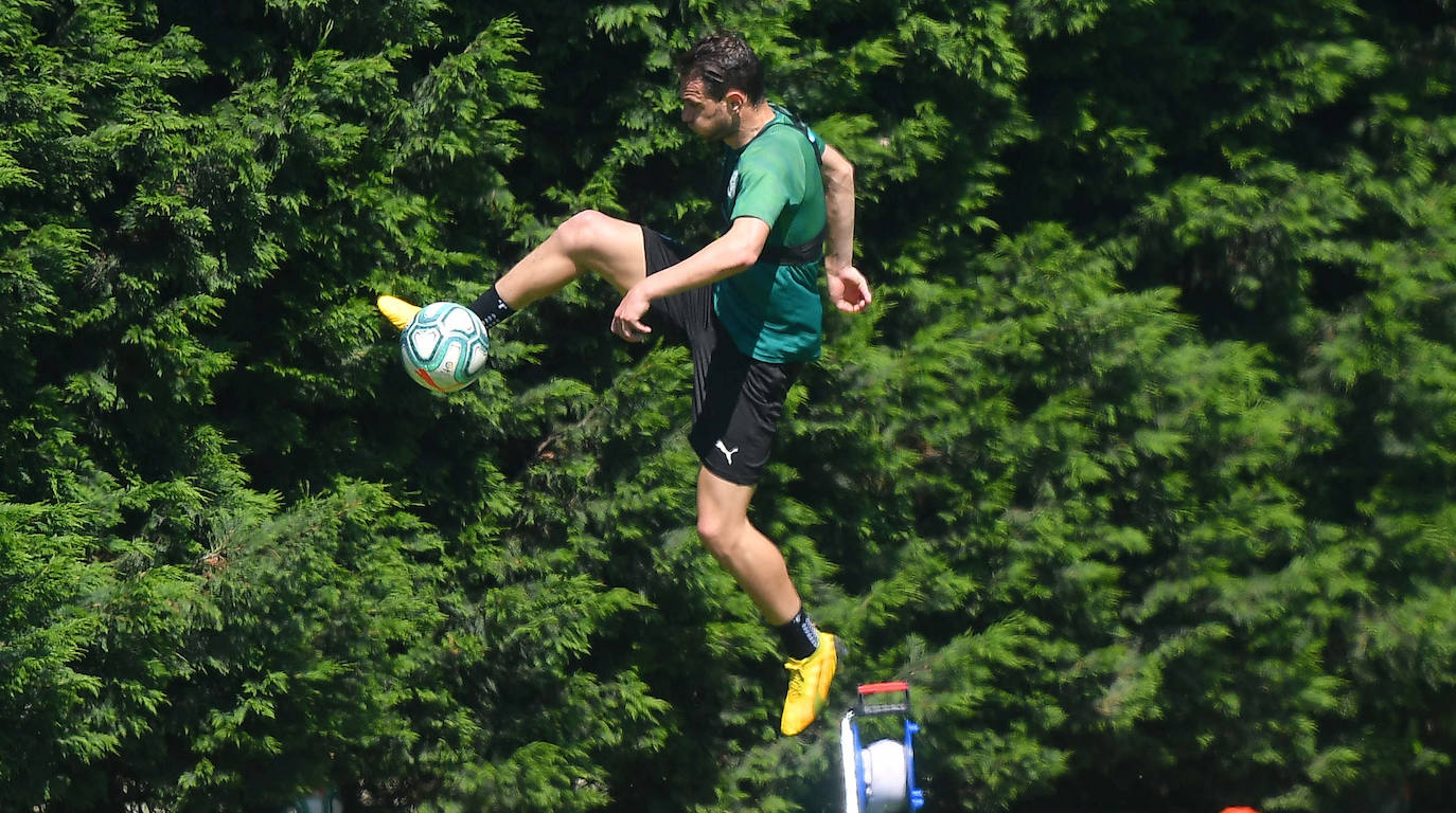 Fotos: Primer entrenamiento en grupo del Racing tras el desconfinamiento