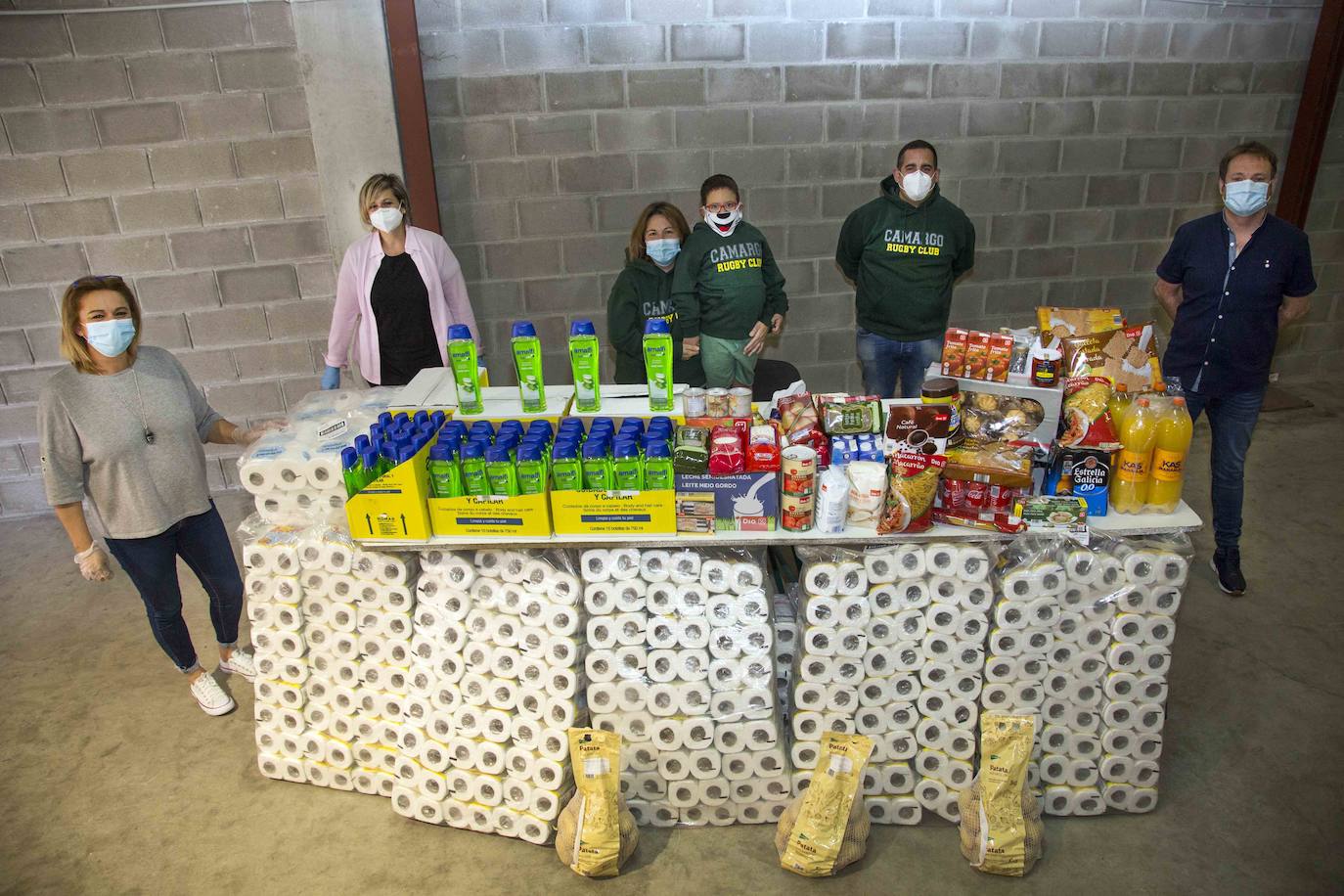 Varios miembros del Camargo Rugby Club, junto a la alcaldesa y al concejal de Deportes.