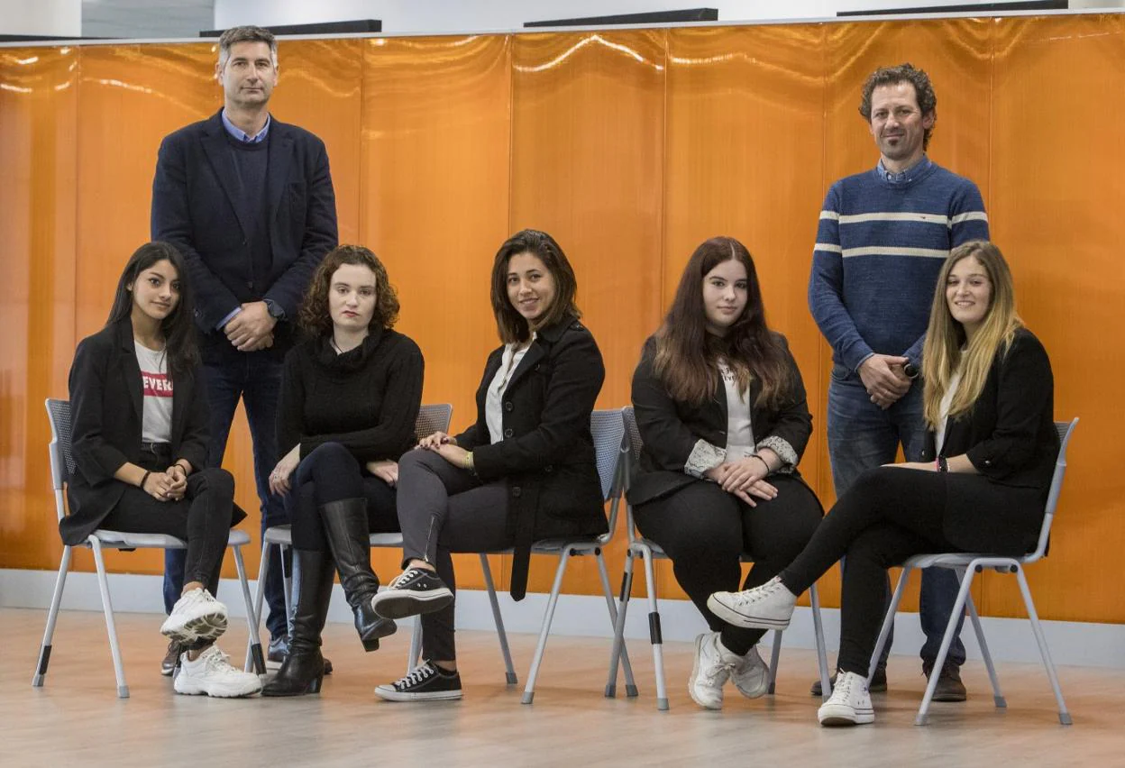 Equipo Manan Slne. De pie: José Antonio Cadelo (tutor) y Rafael Gómez (gerente de Grupo Gomur). Abajo, el equipo: Nicole Alvite, Almudena Arroyo, María Eugenia Cuéllar, Nayara Abascal y Amparo Martínez.