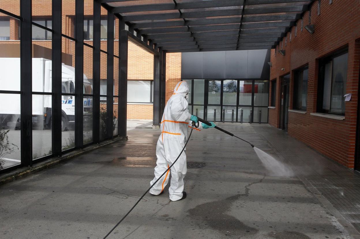 Tareas de desinfección en el exterior de las instalaciones del Hospital de Sierrallana, en Torrelavega'. 