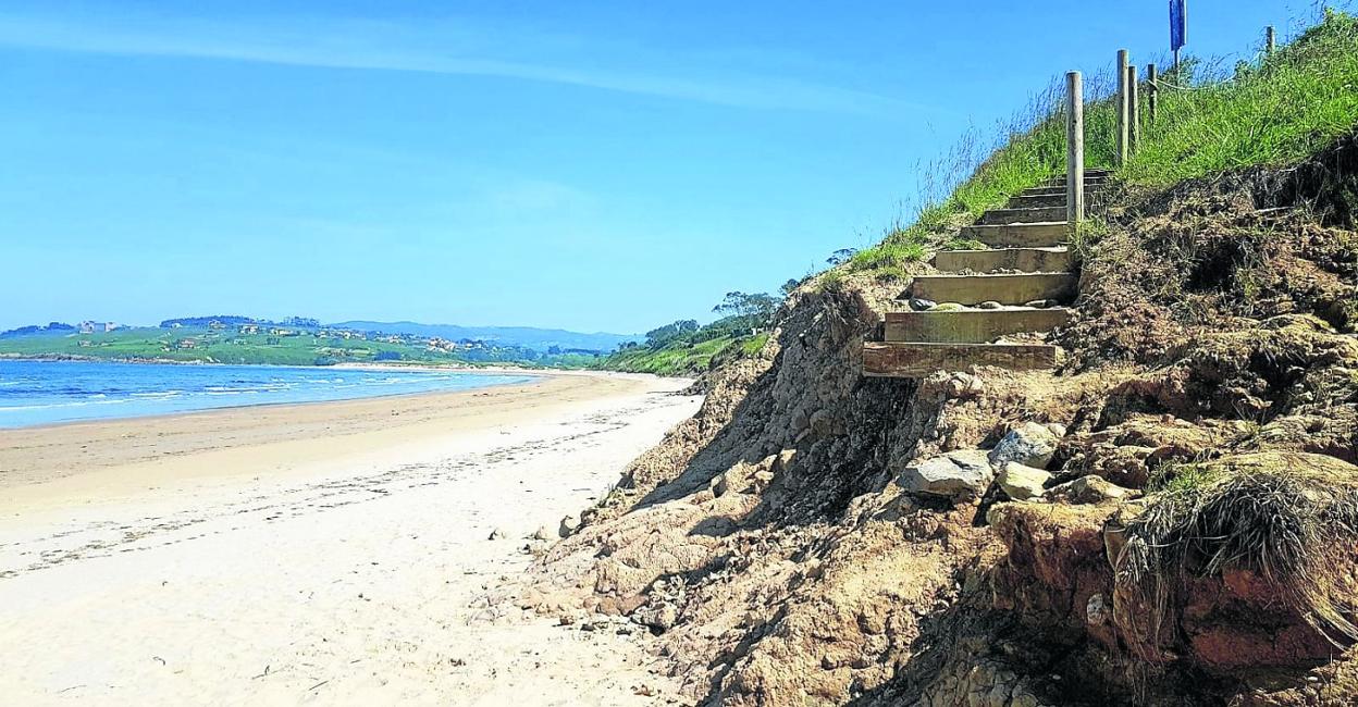 El rudimentario acceso provisional a la playa ha sido llevado en gran parte por los temporales. 