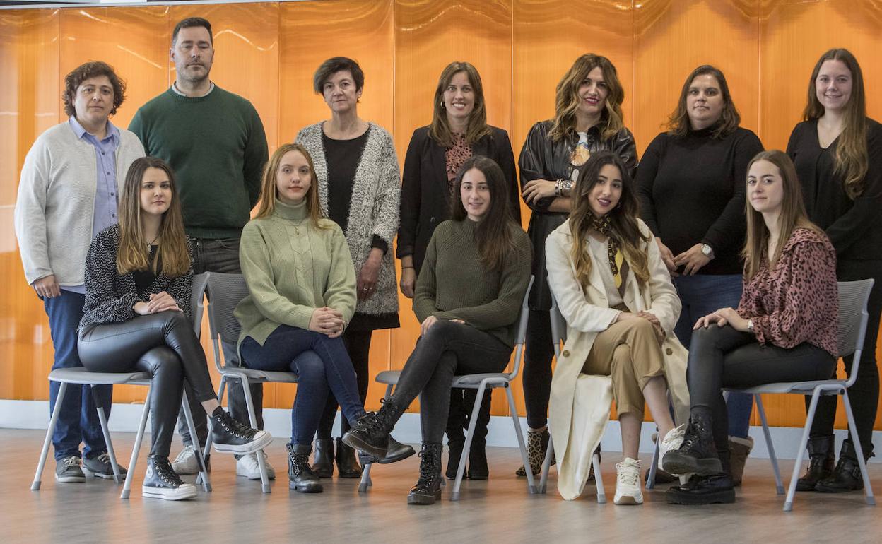 Equipo Ladim. De pie: Natalia Solana (tutora); Enrique Gómez (Grupo Gof); Dori Rodríguez (directora del IES Las Llamas); Esther Gayol, Blanca Curiel, Cristina Manteca y Nuria Herrera (Grupo Gof). Abajo, el equipo: Laura Lavín, Ilona Borysenko, Deva Pelayo, Marina Martínez y Ángela Quijano.