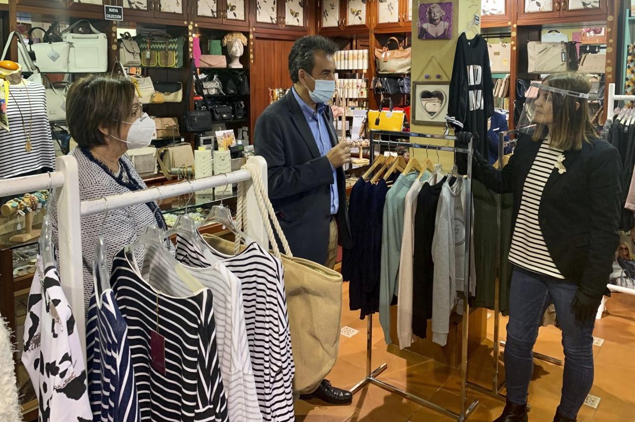 El consejero de Industria, Francisco Martín, la semana pasada en la tienda Regalos Cris, en Laredo. 