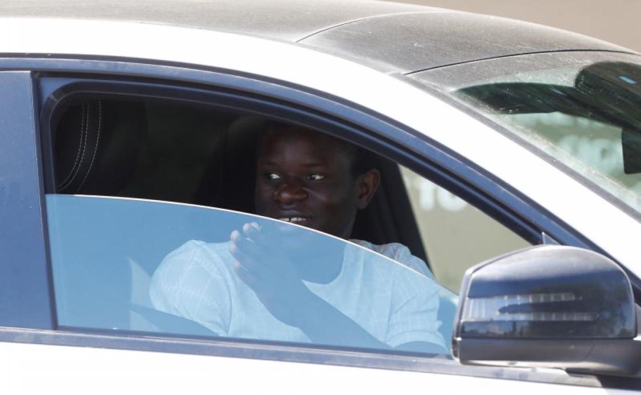 N'Golo Kanté sale del centro de entrenamiento del Chelsea. 