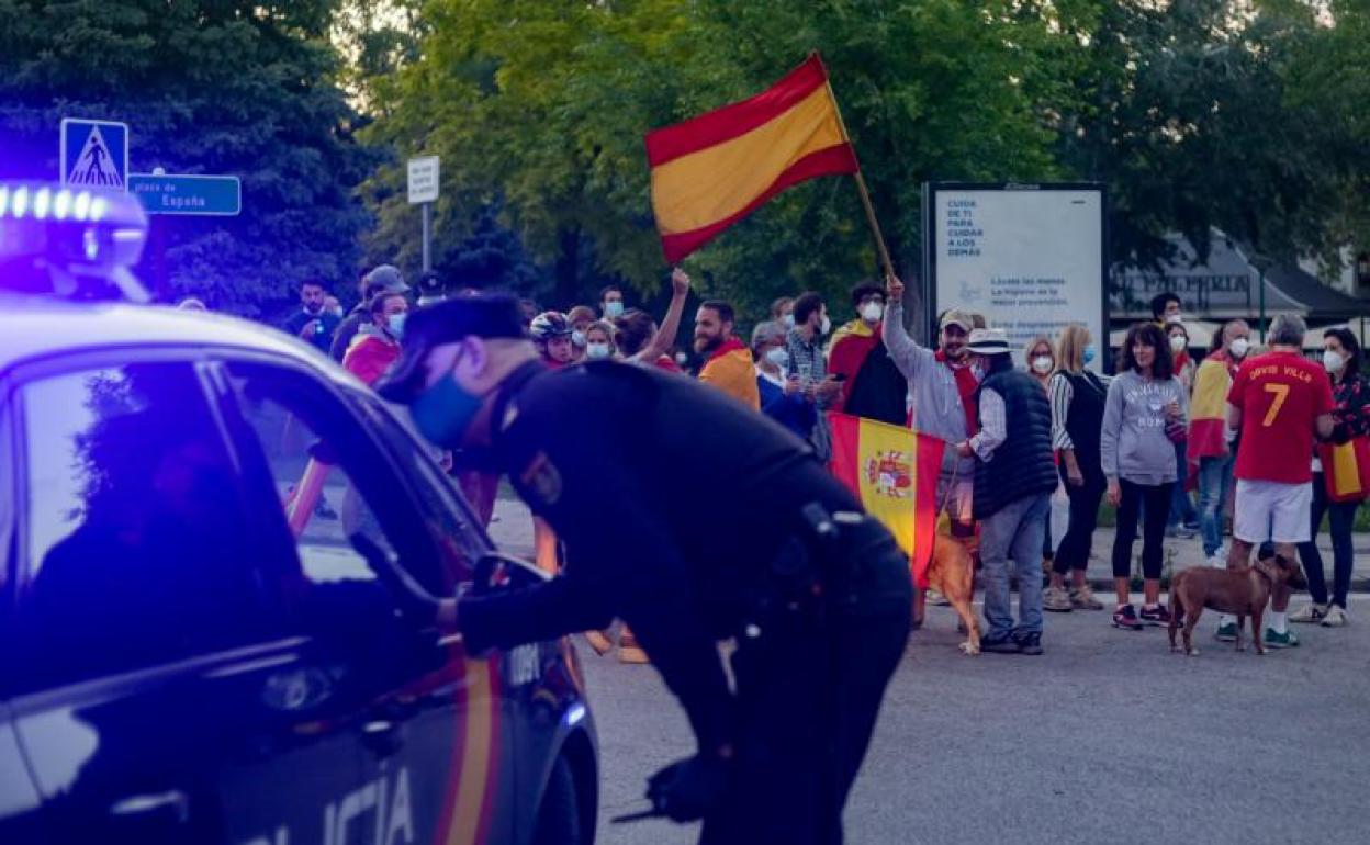 Una multitud se concentra para protestar por la gestión del Gobierno 