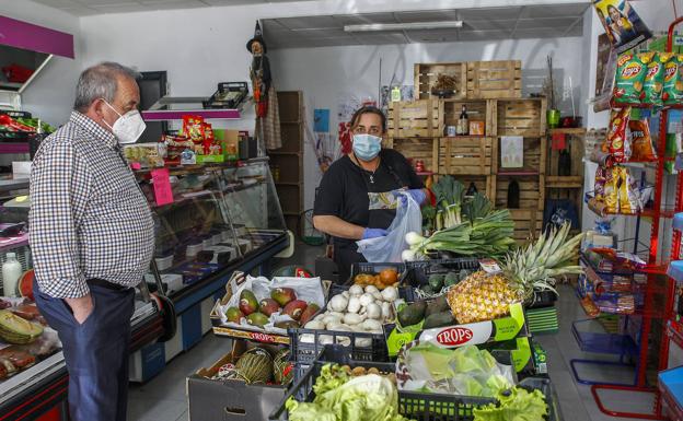 Marta Sainz, frutera de Nueva Ciudad, atiende a un cliente. 