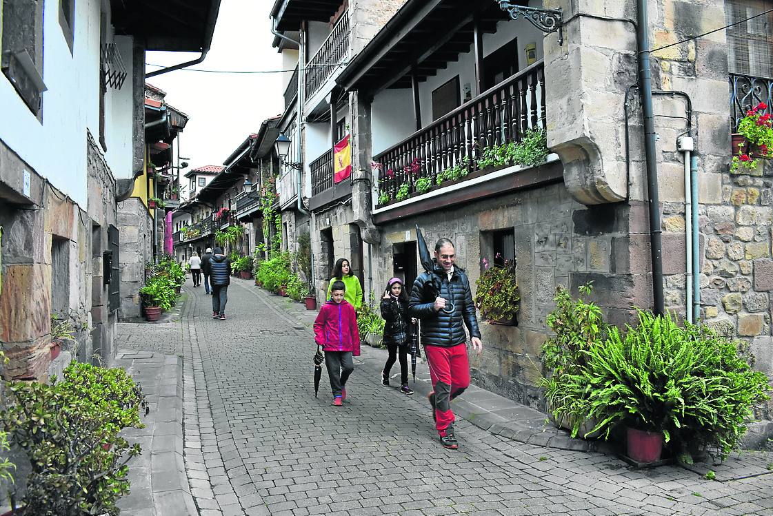 El Camino Real es lugar habitual para el paseo estos días.