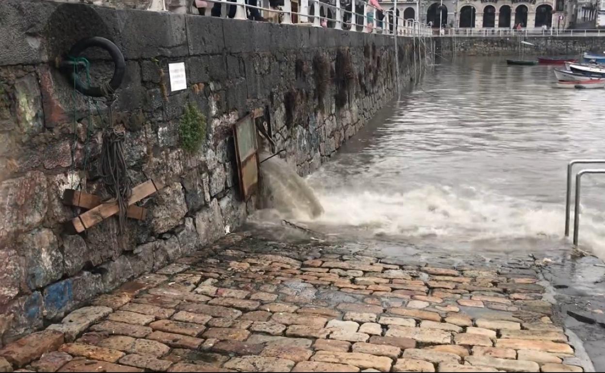 Imagen del vertido de aguas fecales en la dársena castreña. La churrupita
