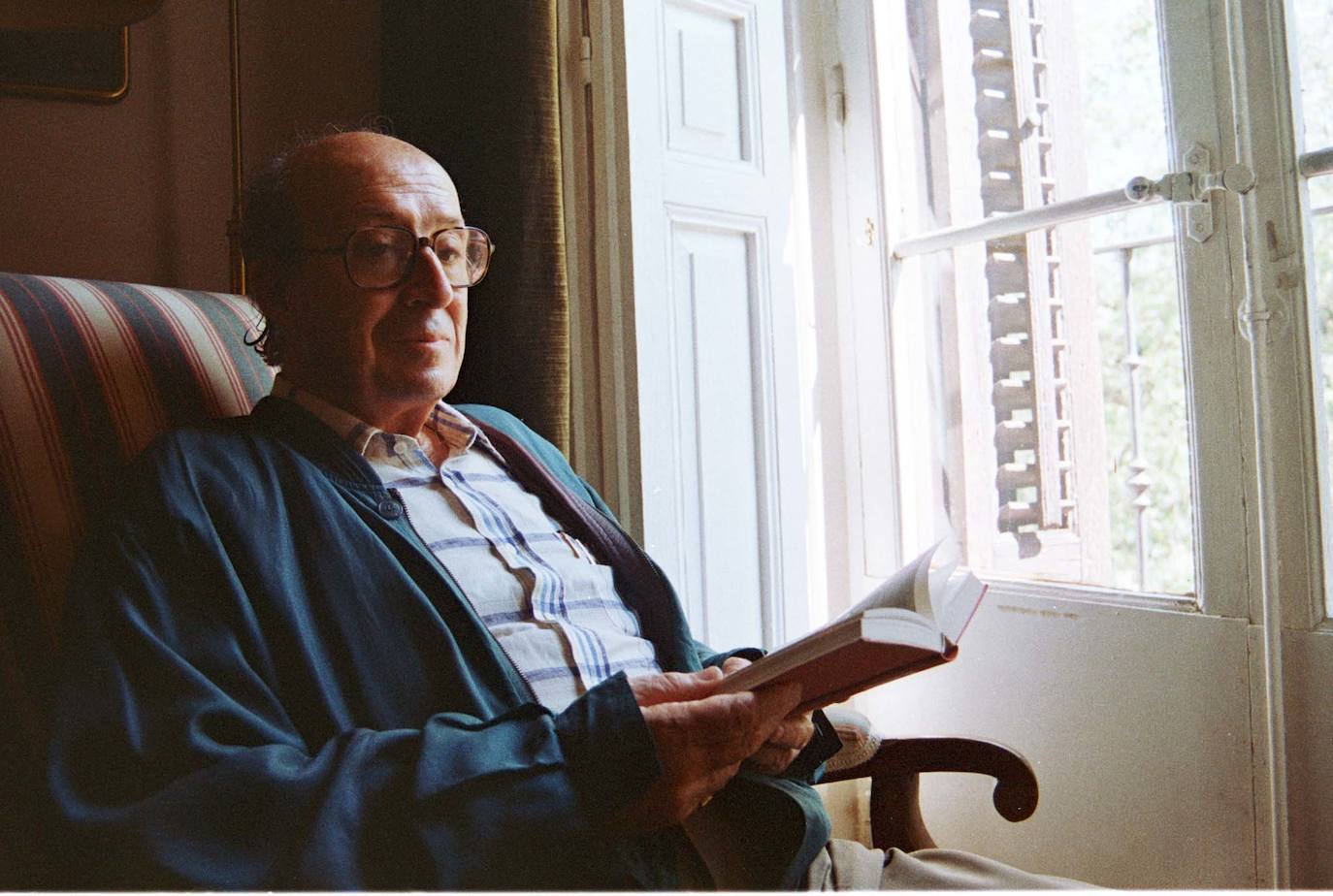 Jesús Pardo leyendo uno de sus libros en su casa.