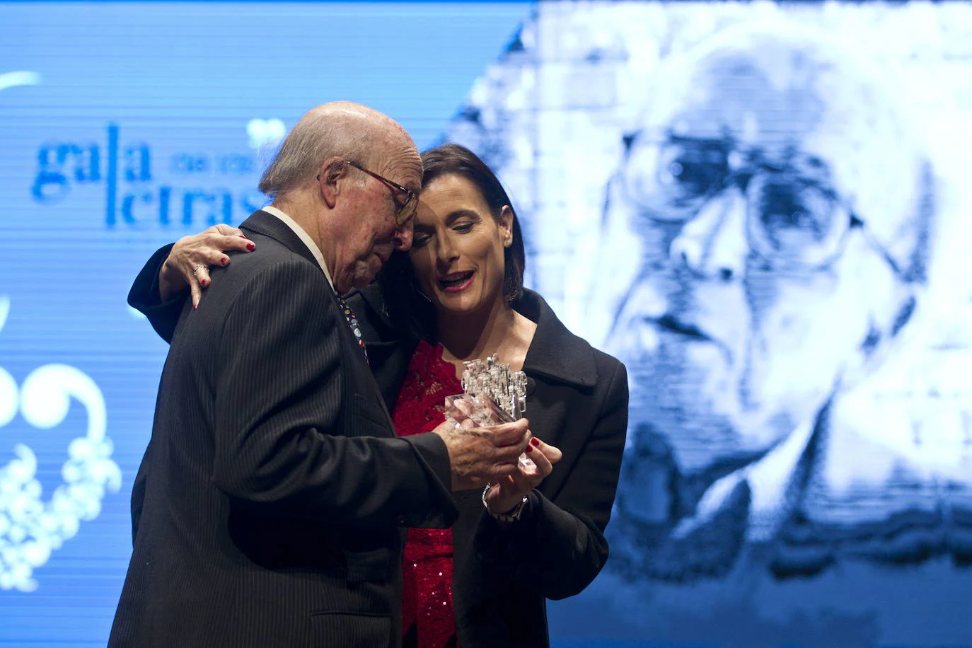 El escritor Jesús Pardo recibió de manos de Gema Igual el premio Honorífico en la Gala de las Letras de Santander de 2016.