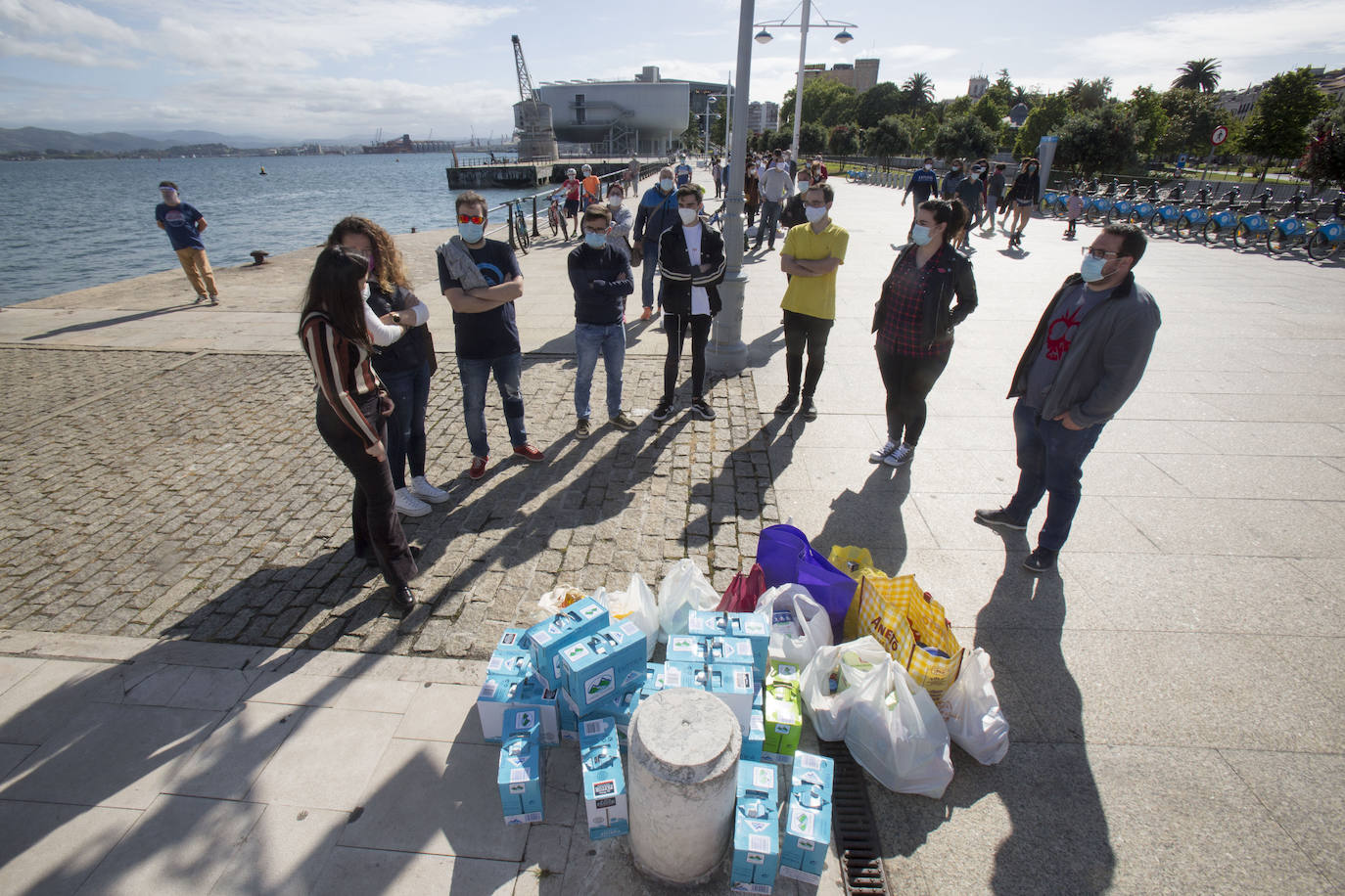 «Me alegra muchísimo ver cómo este Palacete del Embarcadero se ha convertido en estos días en centro de solidaridad de todos los cántabros». Miguel Ángel Revilla felicita en ese enclave –transformado desde hace dos semanas en punto de recogida del Banco de Alimentos– a todos los ciudadanos que han contribuido a que se hayan recogido más de 25.000 kilos de comida desde su puesta en marcha el pasado 8 de mayo. 