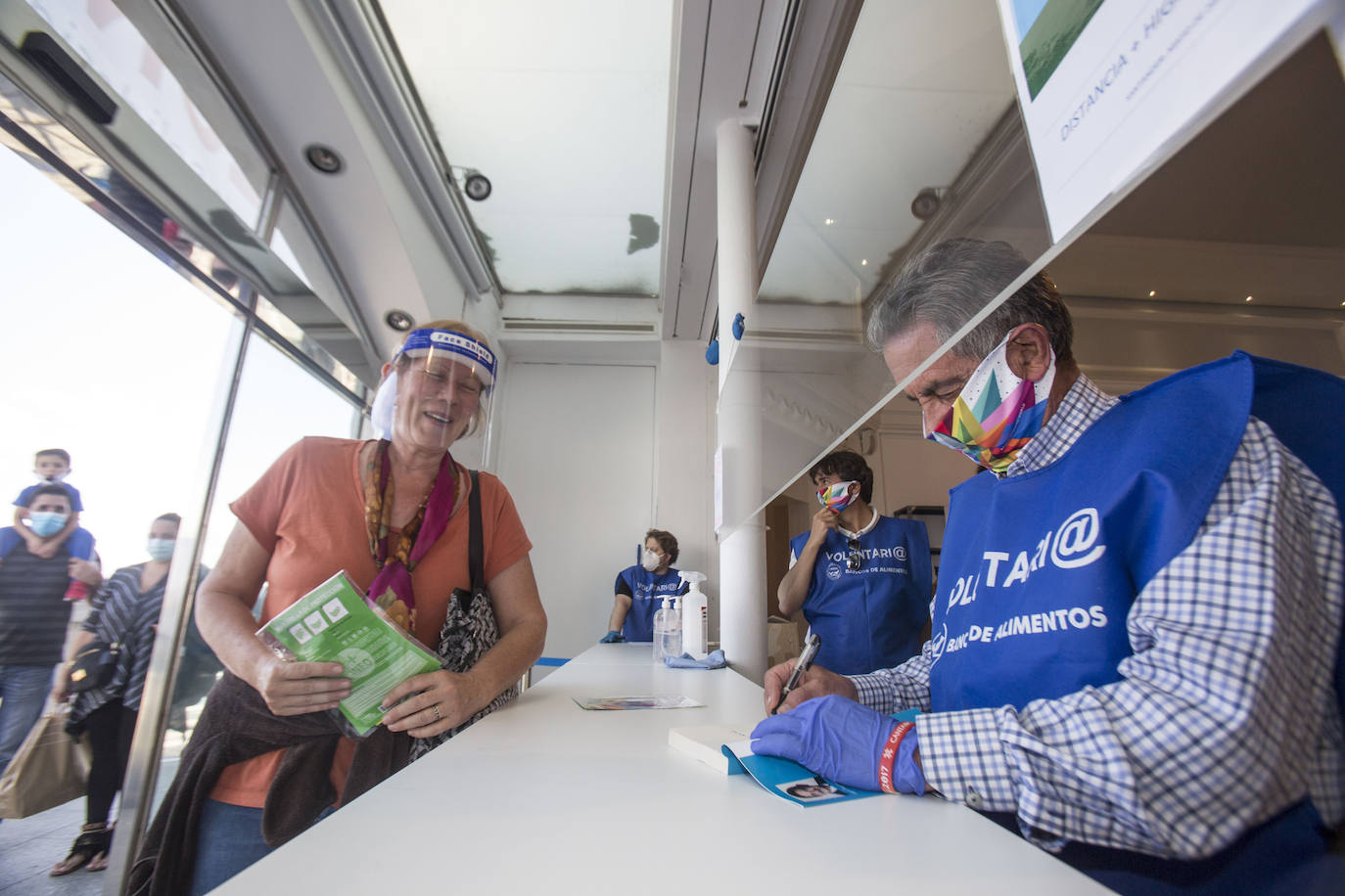 «Me alegra muchísimo ver cómo este Palacete del Embarcadero se ha convertido en estos días en centro de solidaridad de todos los cántabros». Miguel Ángel Revilla felicita en ese enclave –transformado desde hace dos semanas en punto de recogida del Banco de Alimentos– a todos los ciudadanos que han contribuido a que se hayan recogido más de 25.000 kilos de comida desde su puesta en marcha el pasado 8 de mayo. 