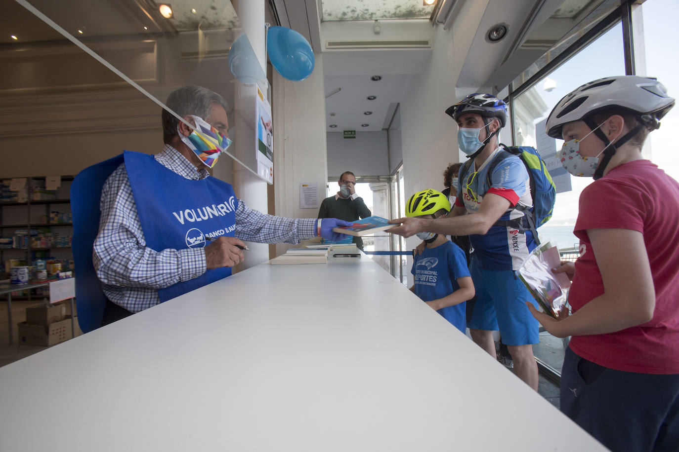 «Me alegra muchísimo ver cómo este Palacete del Embarcadero se ha convertido en estos días en centro de solidaridad de todos los cántabros». Miguel Ángel Revilla felicita en ese enclave –transformado desde hace dos semanas en punto de recogida del Banco de Alimentos– a todos los ciudadanos que han contribuido a que se hayan recogido más de 25.000 kilos de comida desde su puesta en marcha el pasado 8 de mayo. 