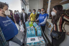 «Me alegra muchísimo ver cómo este Palacete del Embarcadero se ha convertido en estos días en centro de solidaridad de todos los cántabros». Miguel Ángel Revilla felicita en ese enclave –transformado desde hace dos semanas en punto de recogida del Banco de Alimentos– a todos los ciudadanos que han contribuido a que se hayan recogido más de 25.000 kilos de comida desde su puesta en marcha el pasado 8 de mayo. 