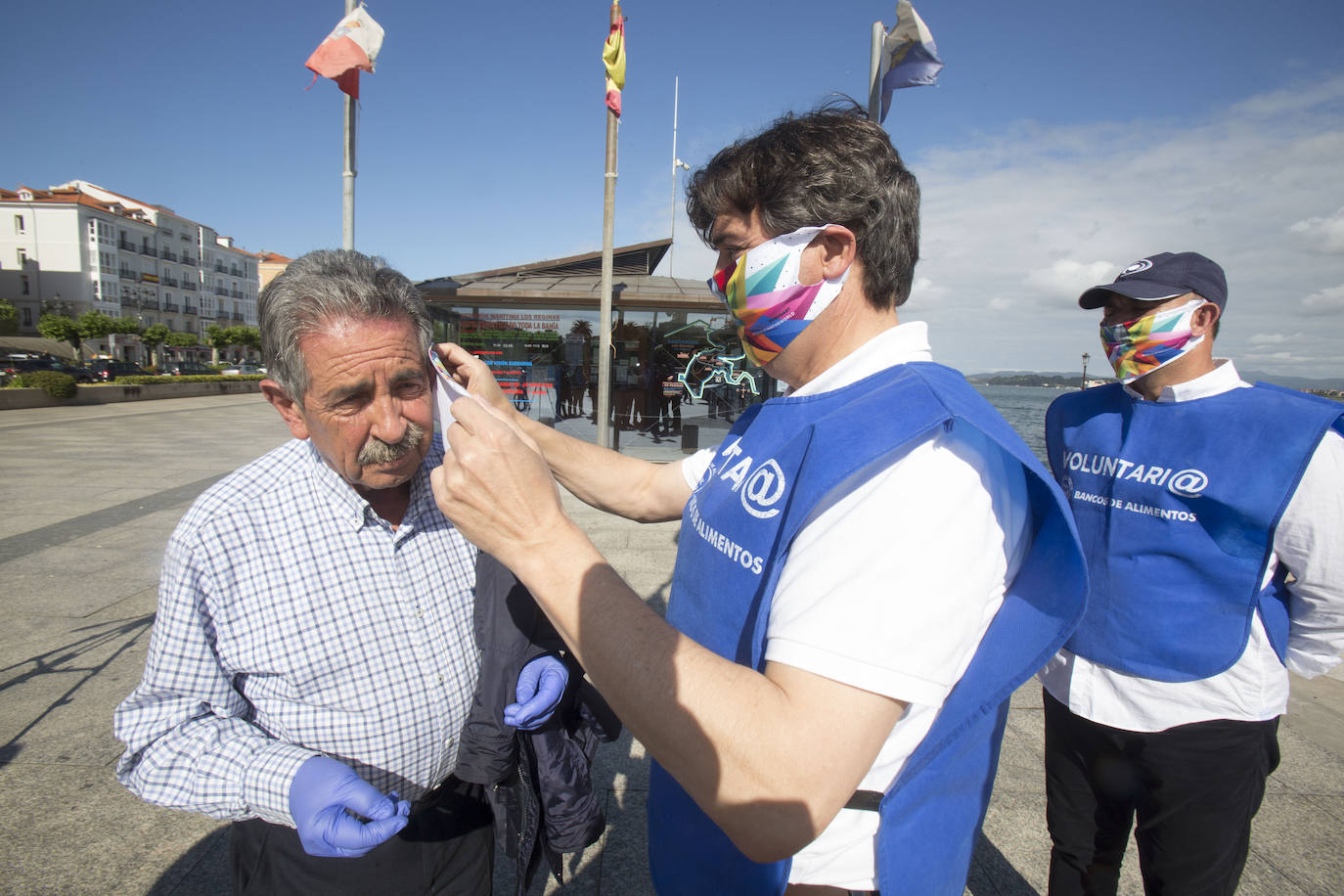 «Me alegra muchísimo ver cómo este Palacete del Embarcadero se ha convertido en estos días en centro de solidaridad de todos los cántabros». Miguel Ángel Revilla felicita en ese enclave –transformado desde hace dos semanas en punto de recogida del Banco de Alimentos– a todos los ciudadanos que han contribuido a que se hayan recogido más de 25.000 kilos de comida desde su puesta en marcha el pasado 8 de mayo. 