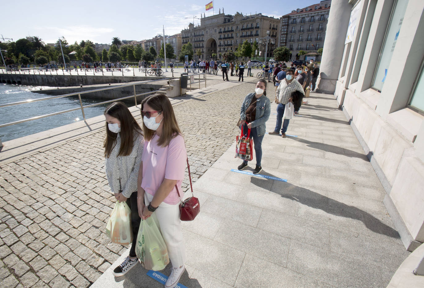 «Me alegra muchísimo ver cómo este Palacete del Embarcadero se ha convertido en estos días en centro de solidaridad de todos los cántabros». Miguel Ángel Revilla felicita en ese enclave –transformado desde hace dos semanas en punto de recogida del Banco de Alimentos– a todos los ciudadanos que han contribuido a que se hayan recogido más de 25.000 kilos de comida desde su puesta en marcha el pasado 8 de mayo. 