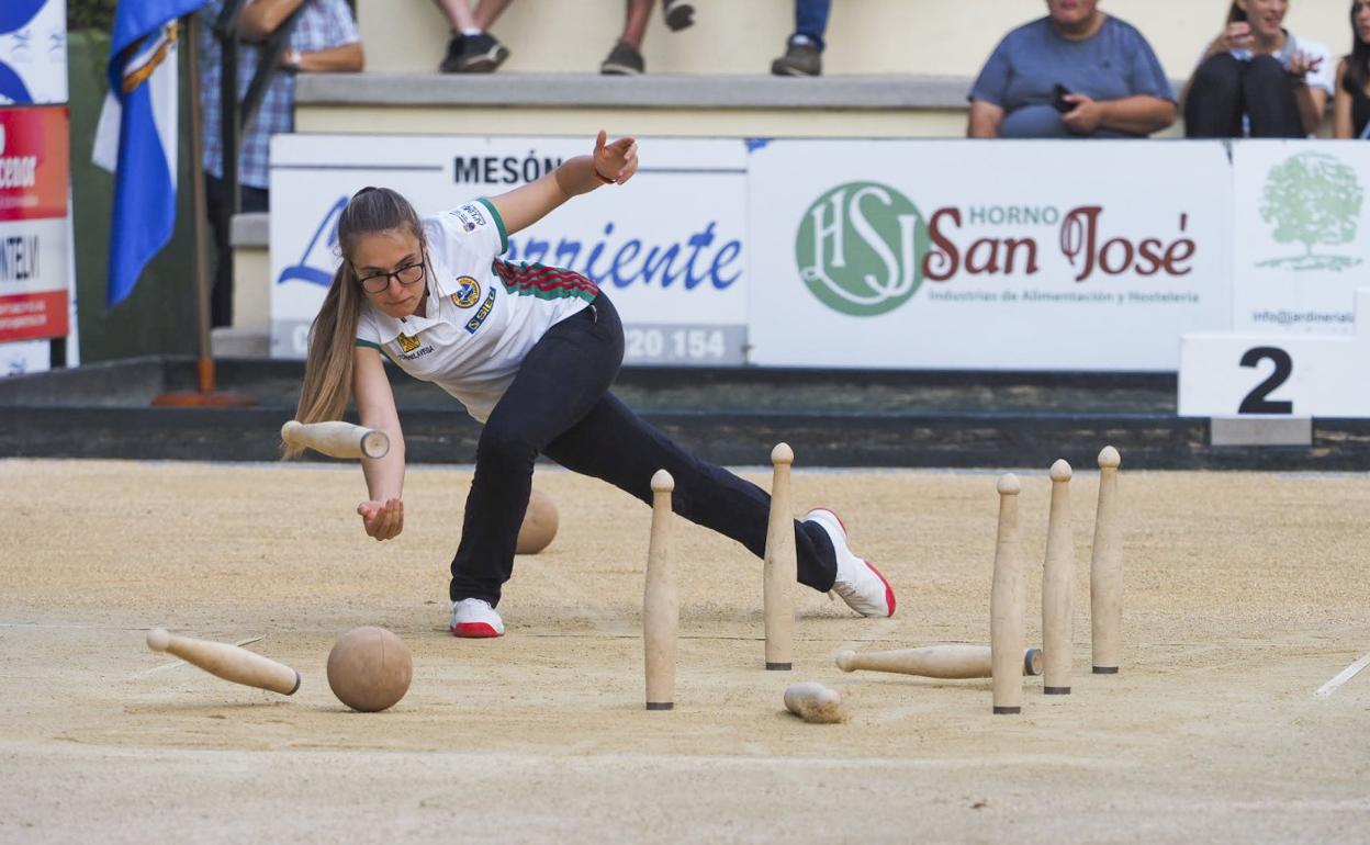 Iris Cagigas birla durante unas partidas de la pasada temporada. Sane