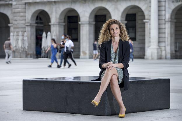 La delegada del Gobierno, Ainoa Quiñones, ayer, en la plaza de Pedro Velarde. Roberto RUiz