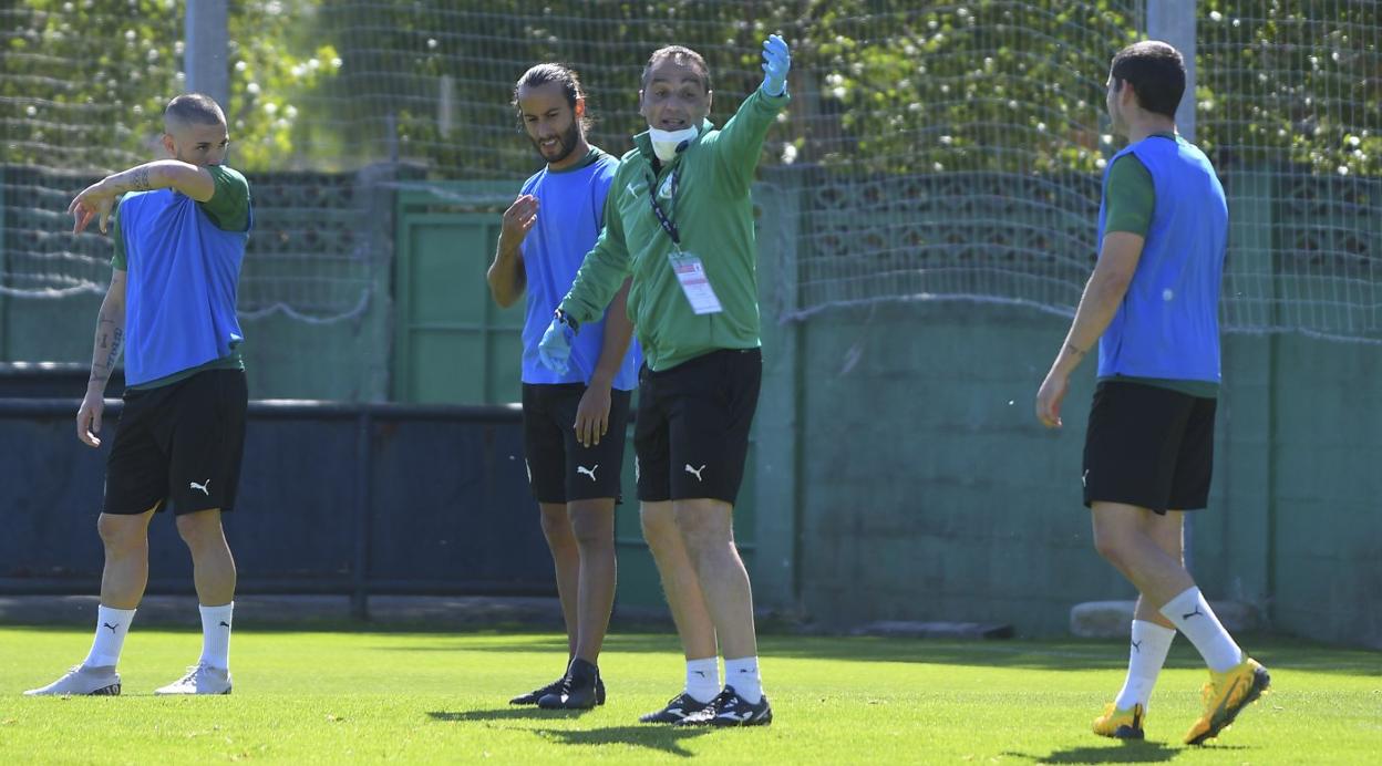 José Luis Oltra dirige una sesión de entrenamiento en La Albericia.