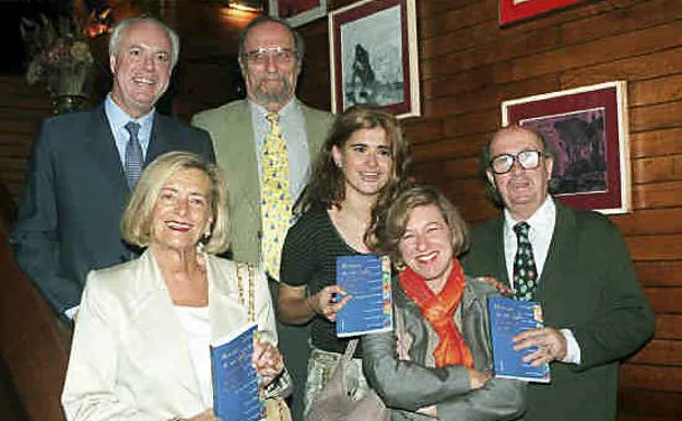 Imagen. Foto de 1999 de Eduardo Mendicutti, Luis Carandell (arriba), Josefina Aldecoa, Lucia Etxebarria, Laura Freixas y Jesus Pardo (abajo, de izda. a dcha. ), durante la presentación del libro 'Retrato de un siglo. La mirada de diez escritores' en el Café Gijón de Madrid.